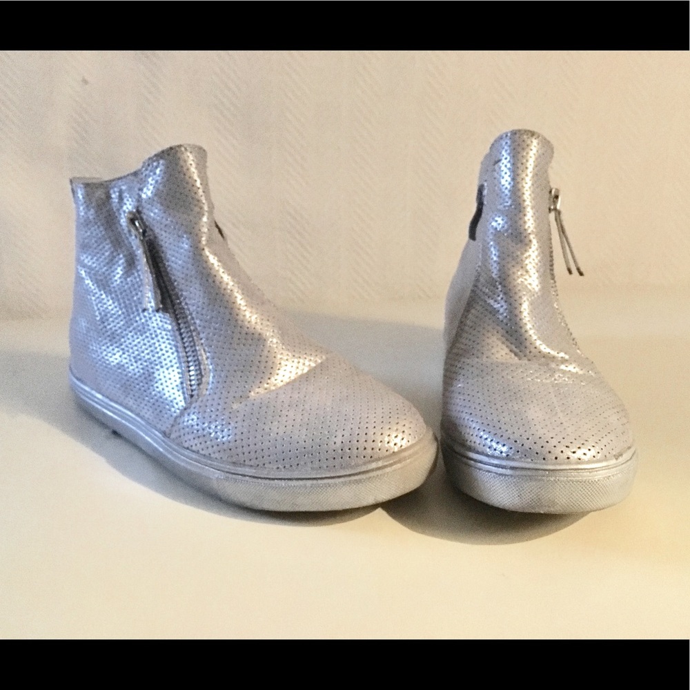 Awesome comfy silver bootie sneakers 6.5